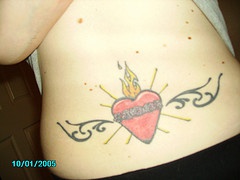 背部红色的火焰心形与部落藤蔓纹身图案