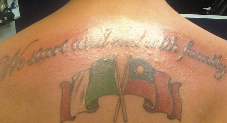 背部意大利国旗和字母纹身图案