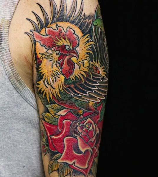 有趣的彩色大公鸡与玫瑰手臂纹身图案