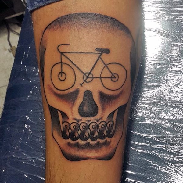 背部有趣的设计自行车与骷髅纹身图案