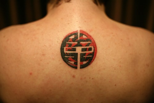 背部红色和黑色的中国圆纹身图案