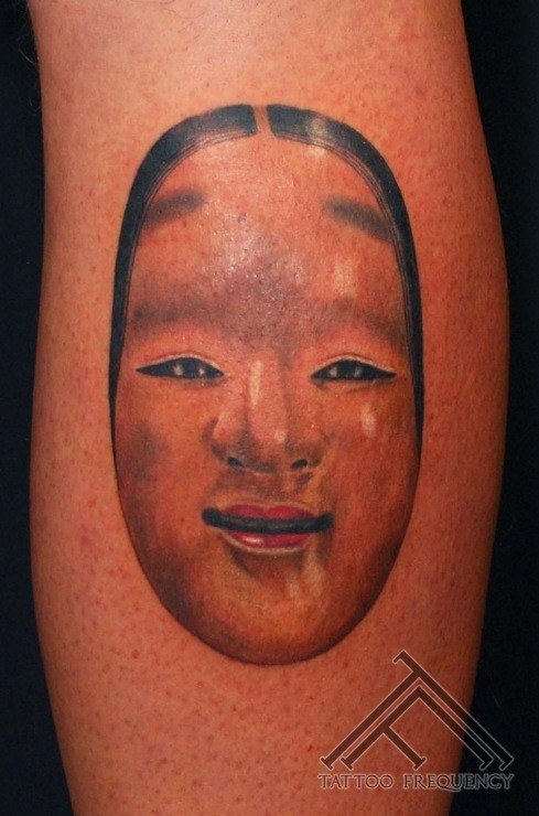 简单的彩色女孩面具手臂纹身图案
