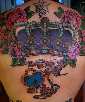 背部色彩丰富的皇冠与锁和花朵纹身图案