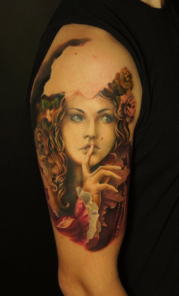 大臂自然的彩色美丽女生肖像与花卉纹身图案