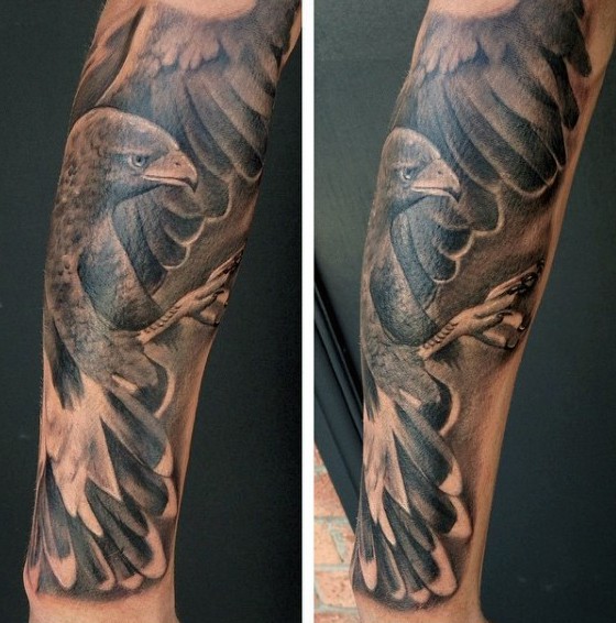 写实的精致黑白老鹰手臂纹身图案
