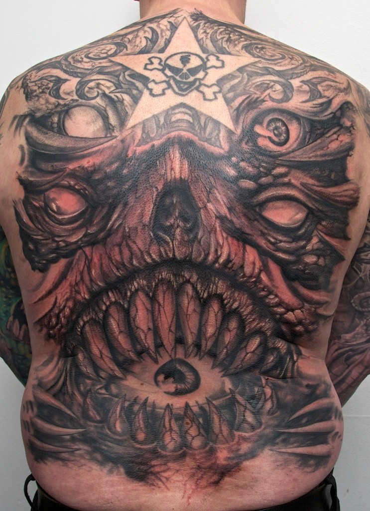 背部怪物魔鬼头像与眼球纹身图案