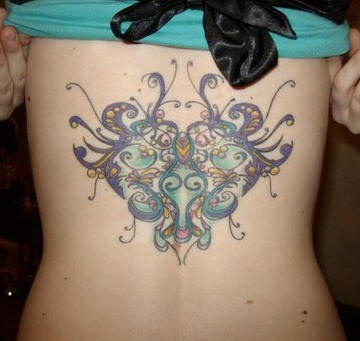 背部彩色美丽的藤蔓组合心形纹身图案