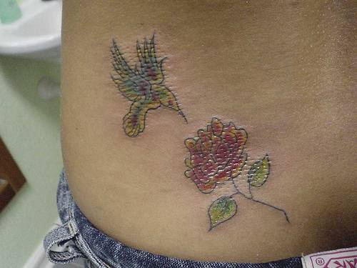 腹部蜂鸟与玫瑰纹身图案