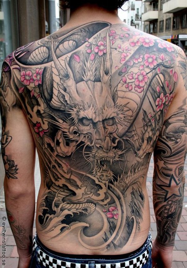满背惊人的大规模半彩色亚洲龙花朵纹身图案
