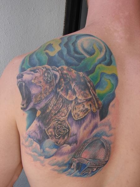 背部来势汹汹的熊盔甲彩绘纹身图案