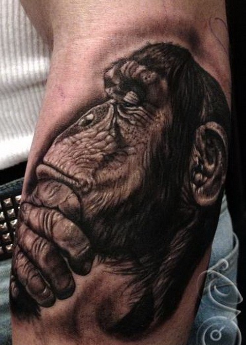手臂思考的黑猩猩写实纹身图案