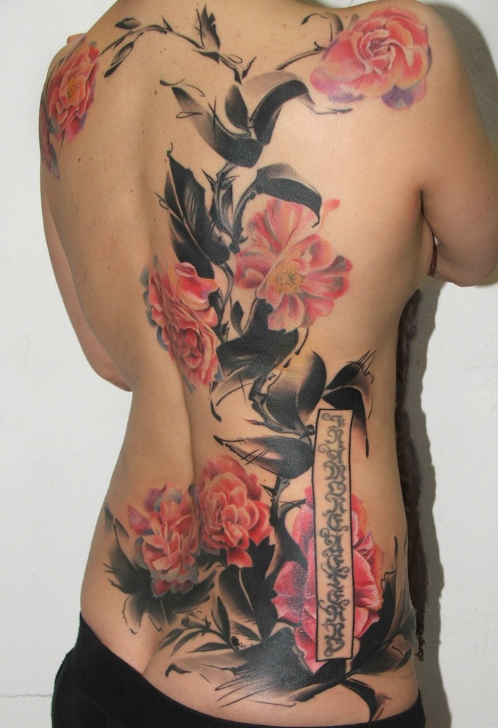 背部漂亮的彩色美丽花朵和字符纹身图案