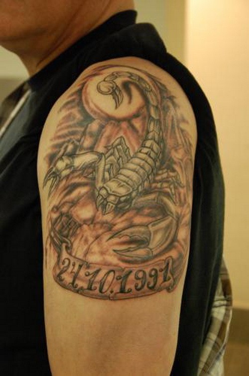 大臂蝎红色背景的蝎子和日期纹身图案