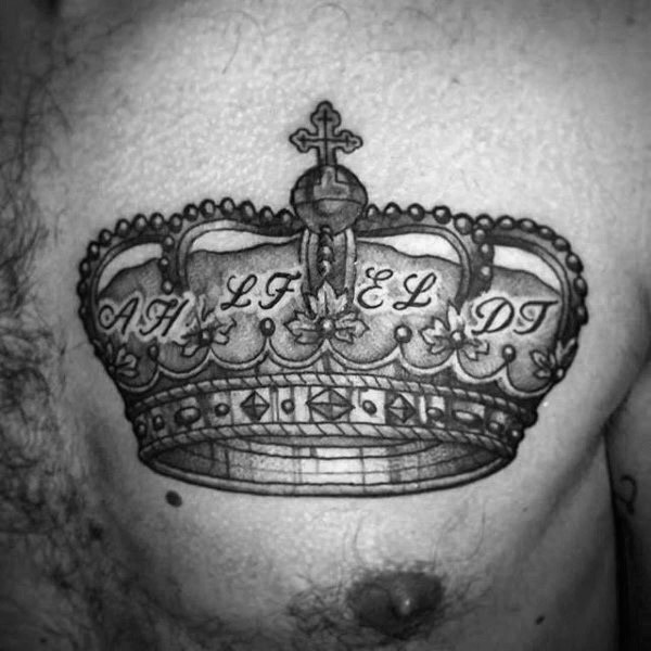 胸部漂亮的黑色皇冠字母纹身图案