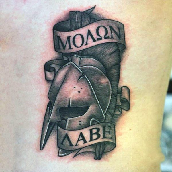 背部黑白字母与斯巴达战士纹身图案
