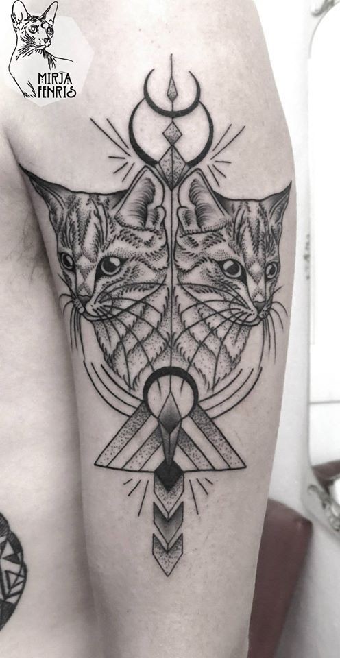 大臂黑色镜像的猫点刺纹身图案