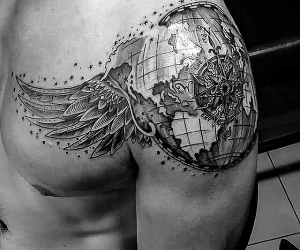 肩部黑白地球与翅膀和指南针纹身图案