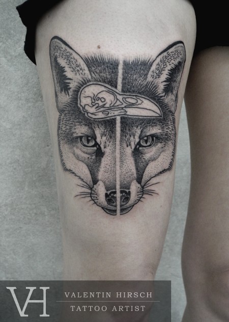 大腿雕刻风格黑色狐狸头部与鸟头骨纹身图案