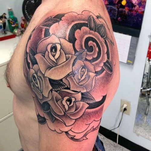 肩部黑色的玫瑰花个性纹身图案
