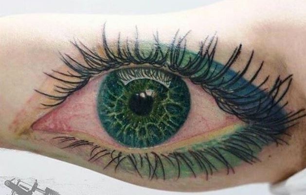 可爱逼真的绿色妆容眼睛手臂纹身图案