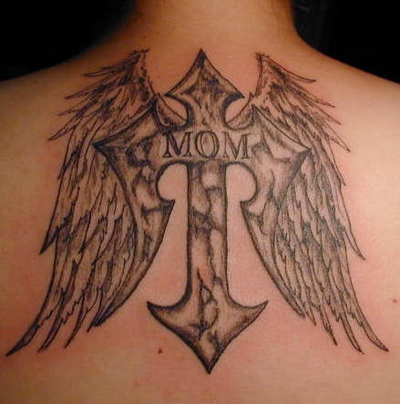 背部黑色的十字架与翅膀纹身图案