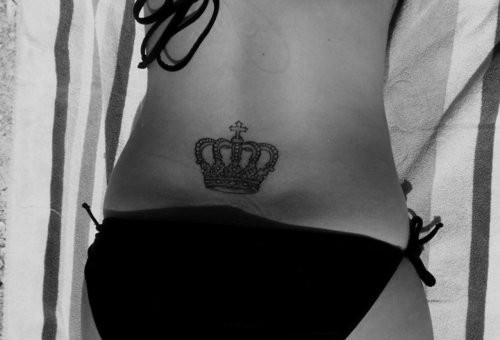 女子腰部黑色的皇冠纹身图案