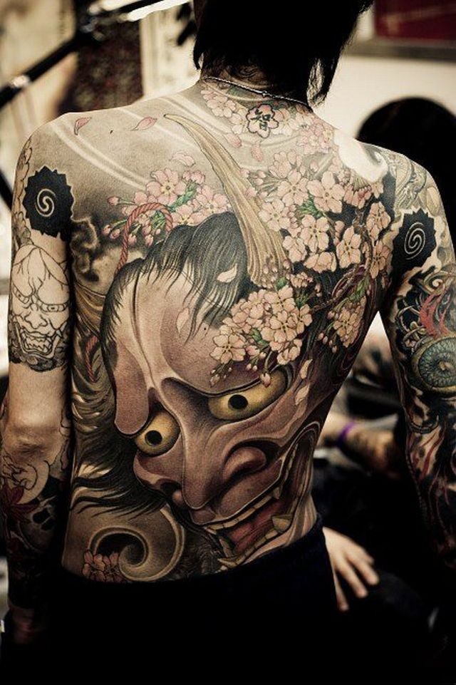 背部彩色恶魔面具和樱花纹身图案