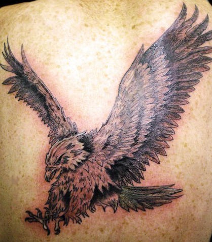 背部攻击性的飞鹰纹身图案