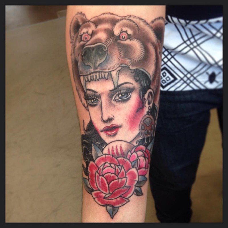 手臂old school彩色美丽女子与玫瑰和熊头盔纹身图案