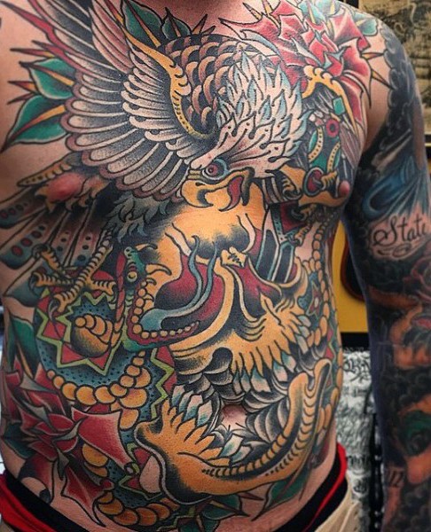 胸部和腹部巨大的五彩鹰战斗蛇纹身图案