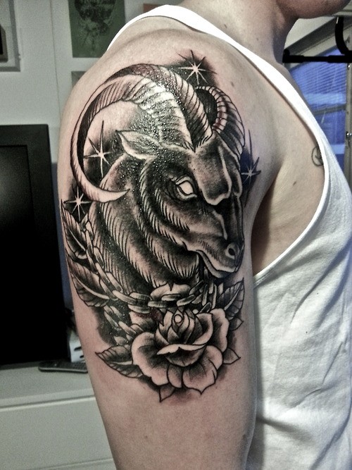 大臂美丽的公羊头与星星玫瑰纹身图案