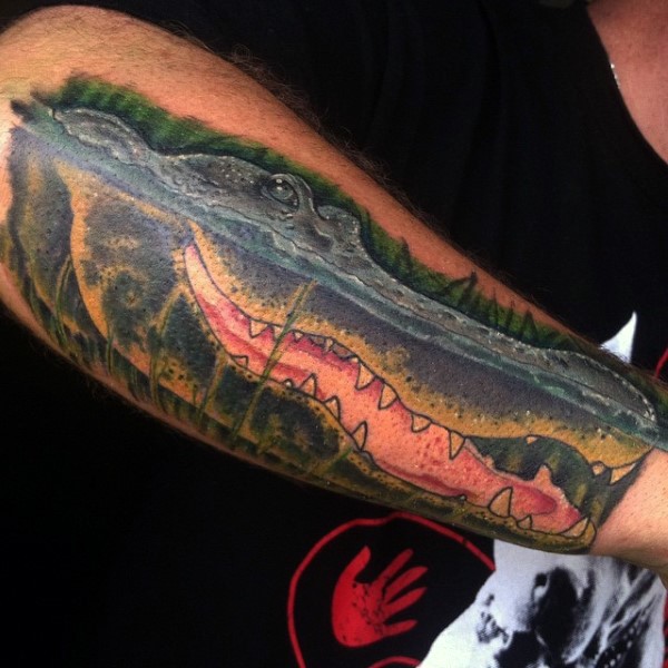 手臂彩色的鳄鱼头纹身图案