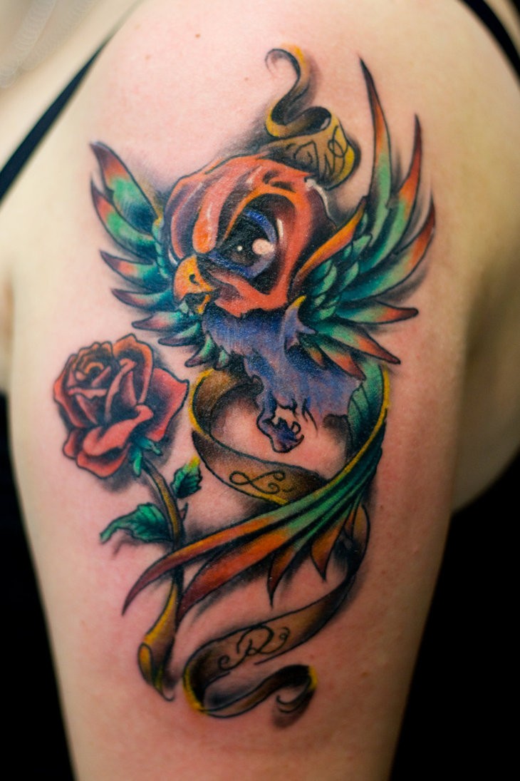 大臂可爱的大眼睛小鸟和玫瑰纹身图案