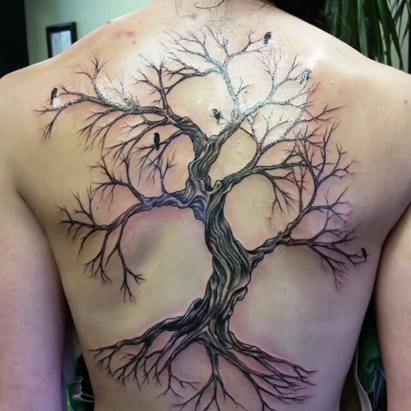 背部华丽的孤独树与乌鸦纹身图案