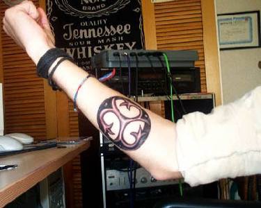 手臂上的三位一体符号纹身图案