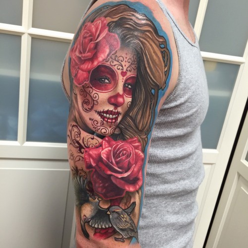 大臂美丽的彩色墨西哥妇女肖像与鲜花纹身图案