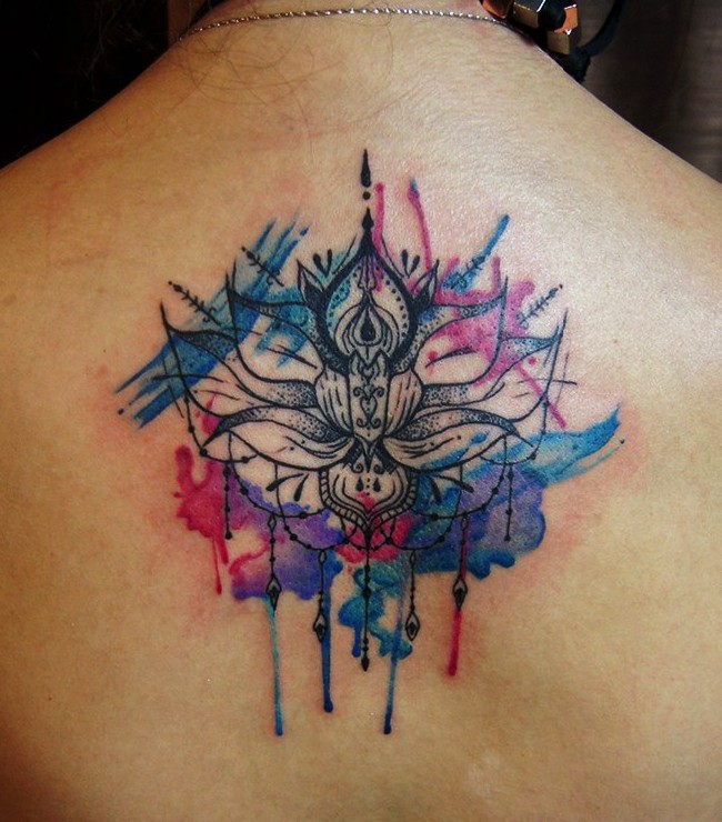 背部水彩莲花点刺纹身图案
