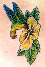 黄色花朵上的蜂鸟纹身图案
