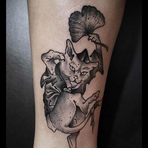 雕刻风格黑色邪恶的猫与树叶纹身图案