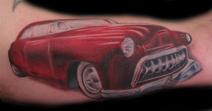 可爱的红色汽车手臂纹身图案