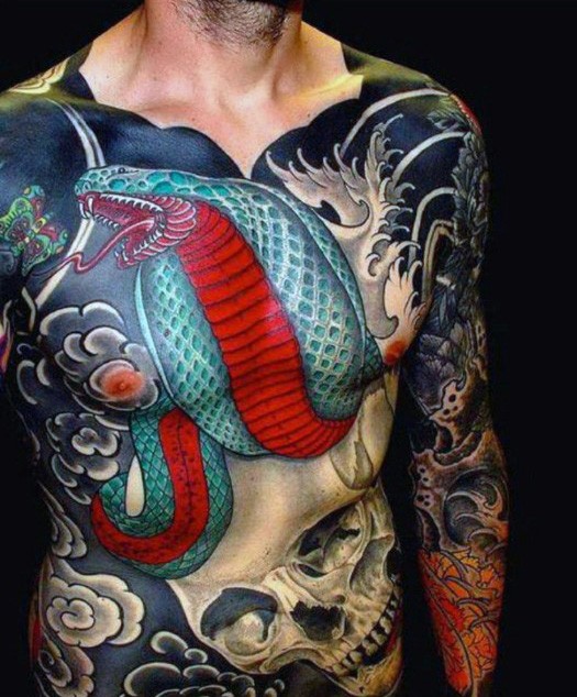 腹部和胸部彩绘眼镜蛇和骷髅纹身图案