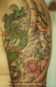 绿色的龙与日本女人纹身图案