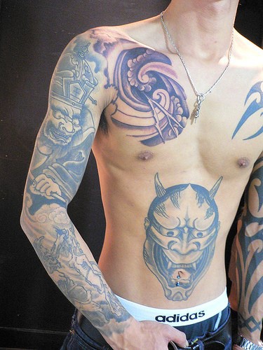 男性腹部般若和花臂纹身图案