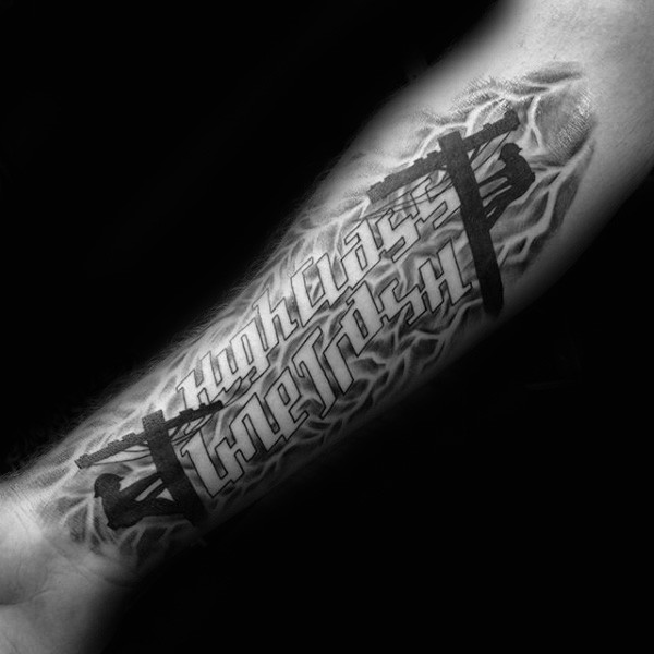 小臂现代风格黑色前锋主题字母与闪电纹身图案