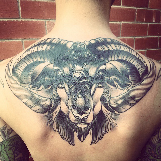 背部黑白幻想山羊头部纹身图案