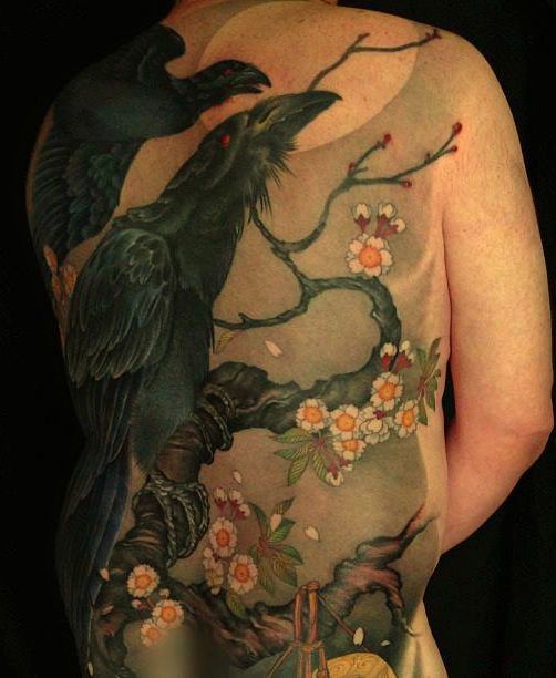 背部花朵树上的黑色乌鸦纹身图案