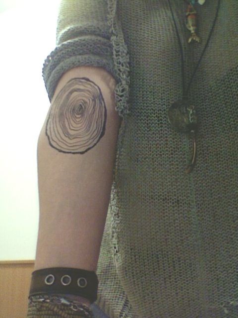 手臂写实的黑白树年轮纹身图案