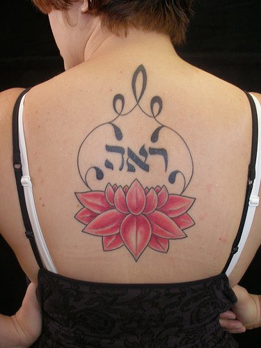 背部红色莲花与经文纹身图案