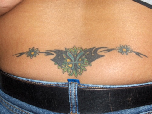 腰部蓝色字符与花朵图腾纹身图案