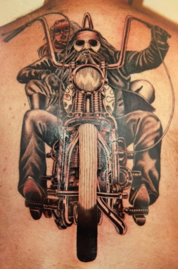 背部摩托车爱好者人像纹身图案